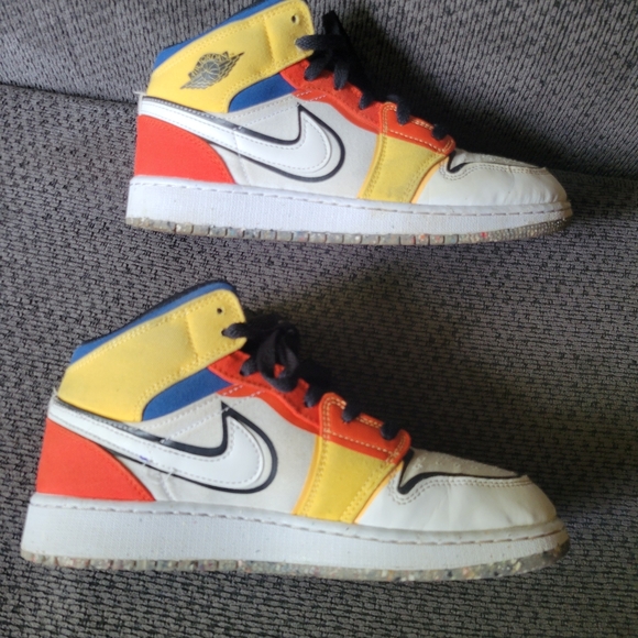 NIKE Air Jordan AJ1 Mid SE - Boys' Grade School  Size 6Y - Picture 6 of 16